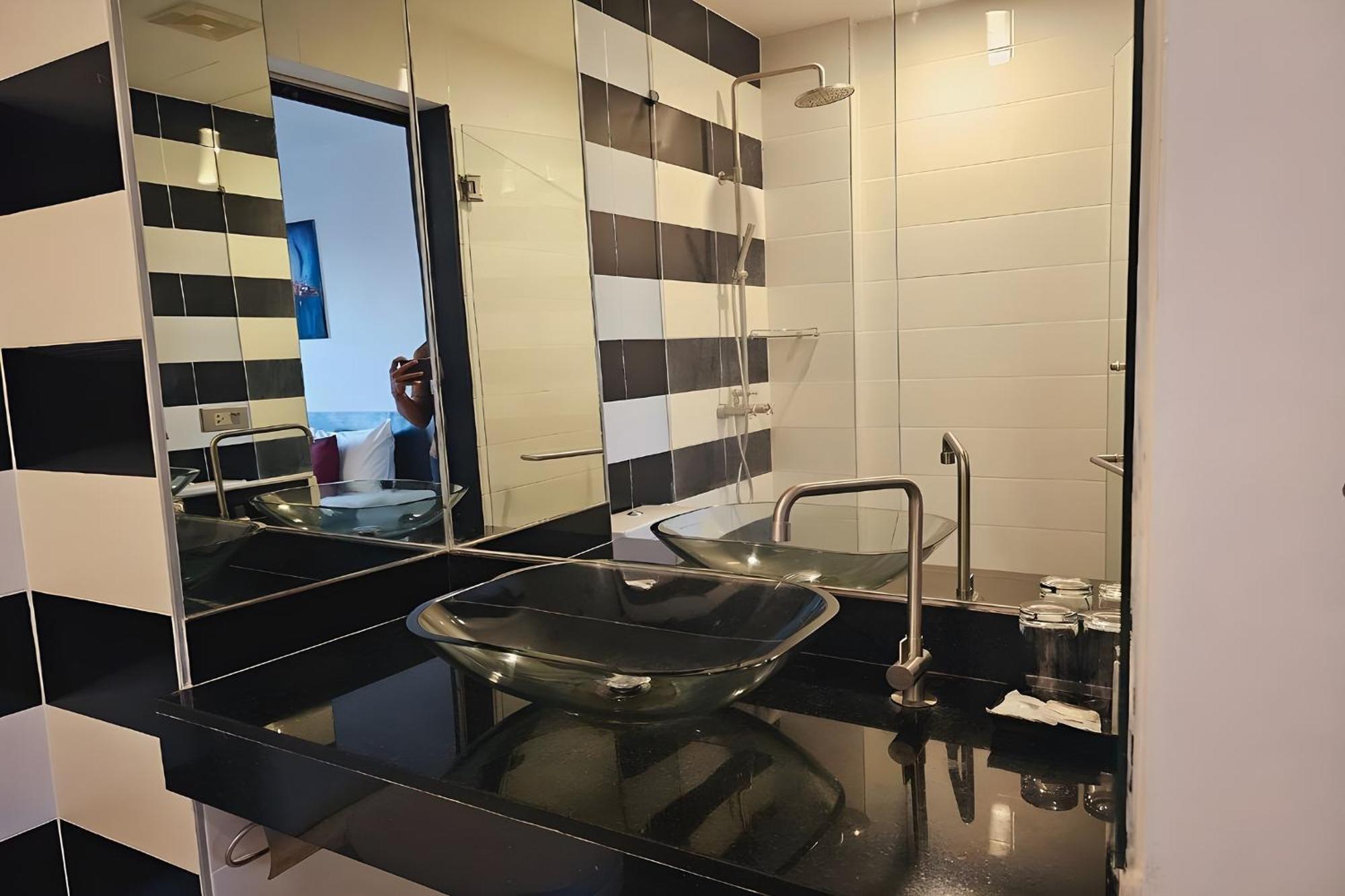 One World One Home Naiharn Hotel Rawai Buitenkant foto