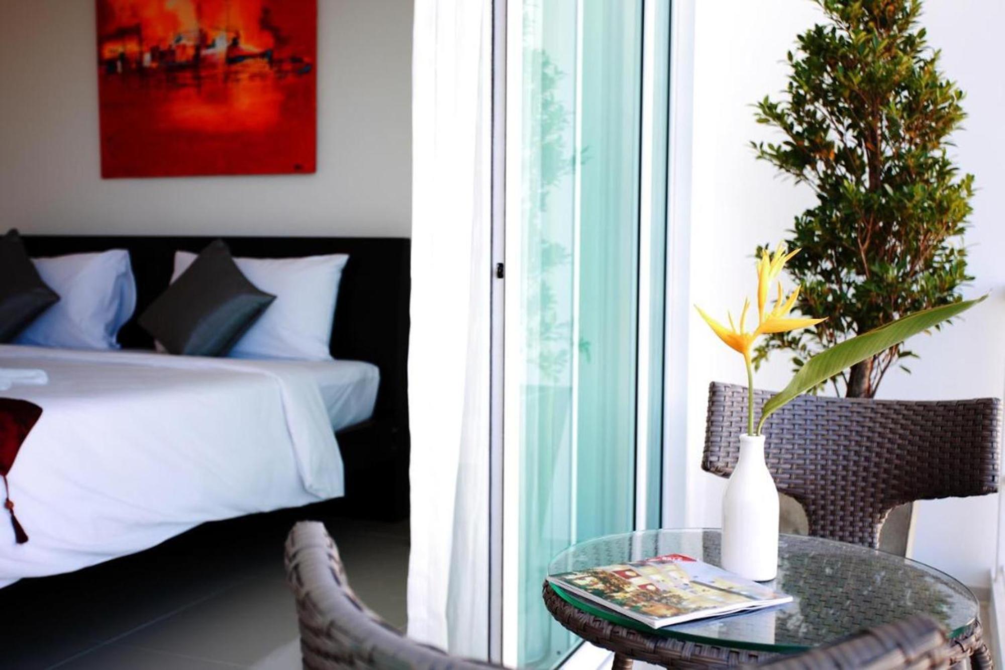 One World One Home Naiharn Hotel Rawai Buitenkant foto