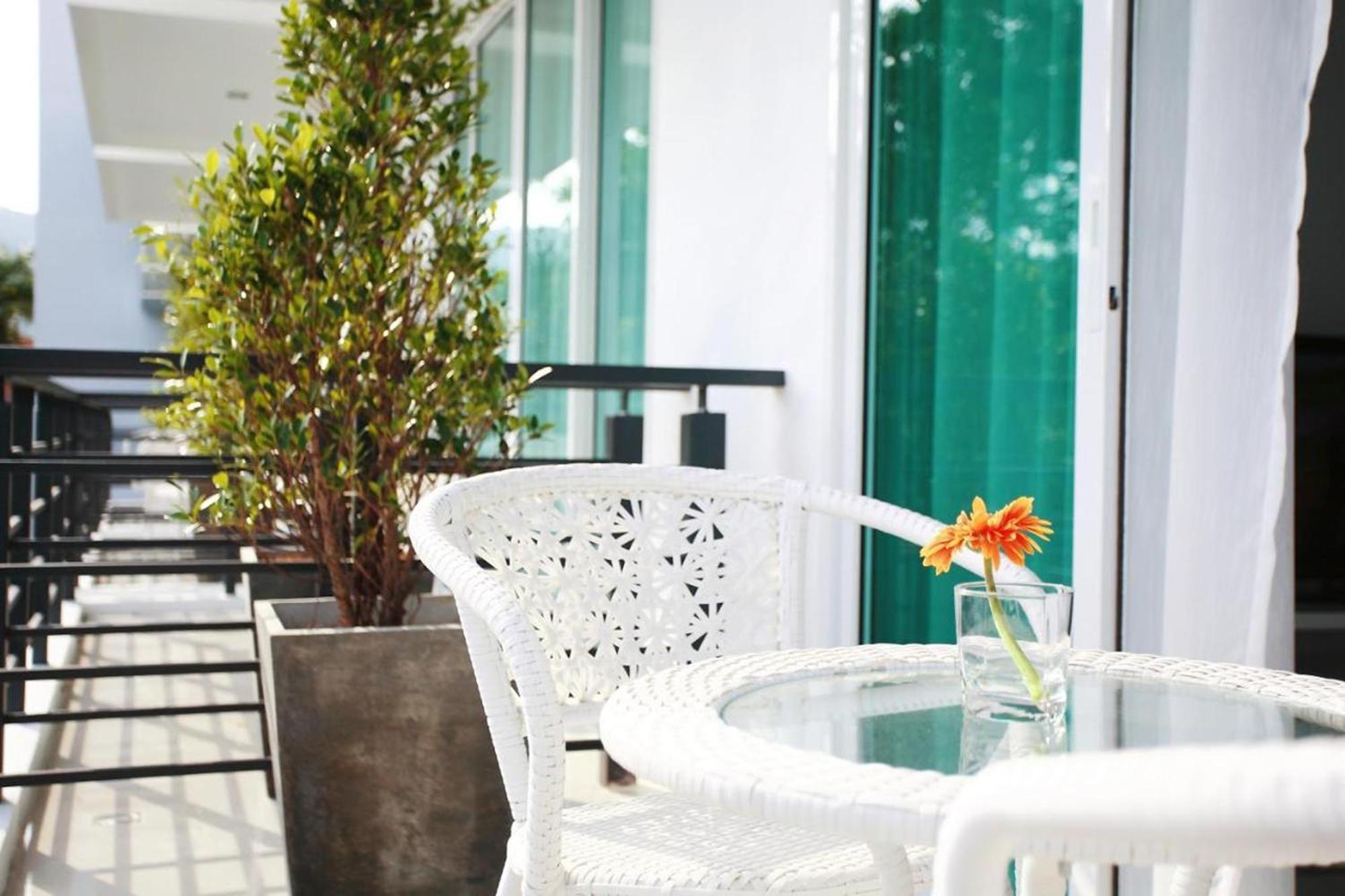 One World One Home Naiharn Hotel Rawai Buitenkant foto