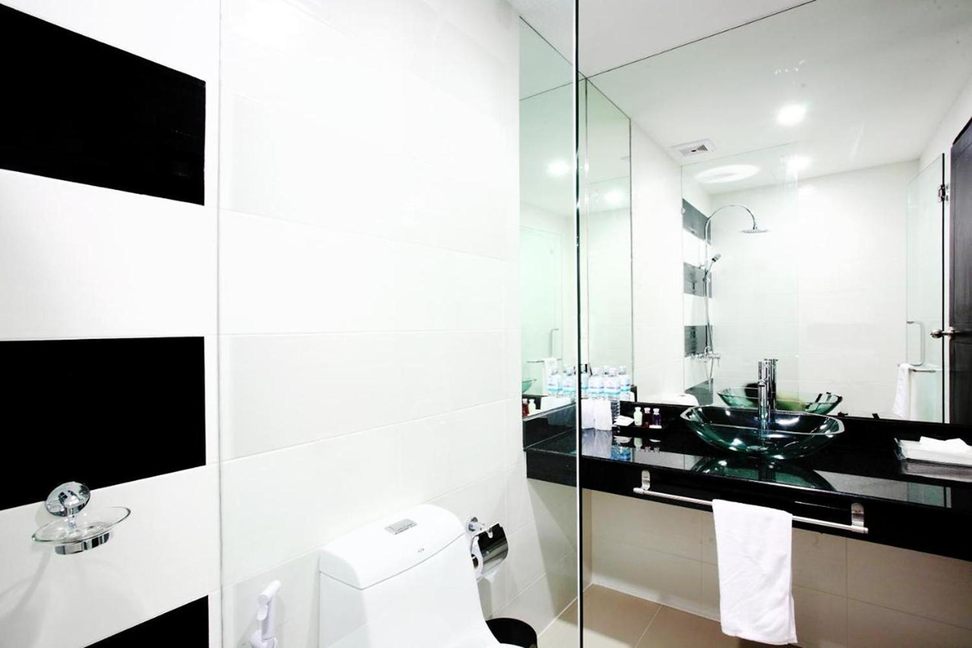 One World One Home Naiharn Hotel Rawai Buitenkant foto